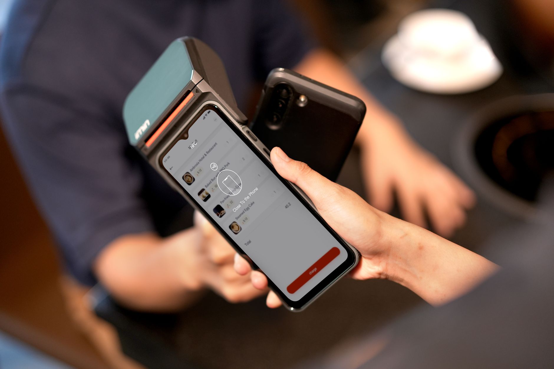 Celular sendo usado como maquininha para receber pagamento por aproximação de outro celular